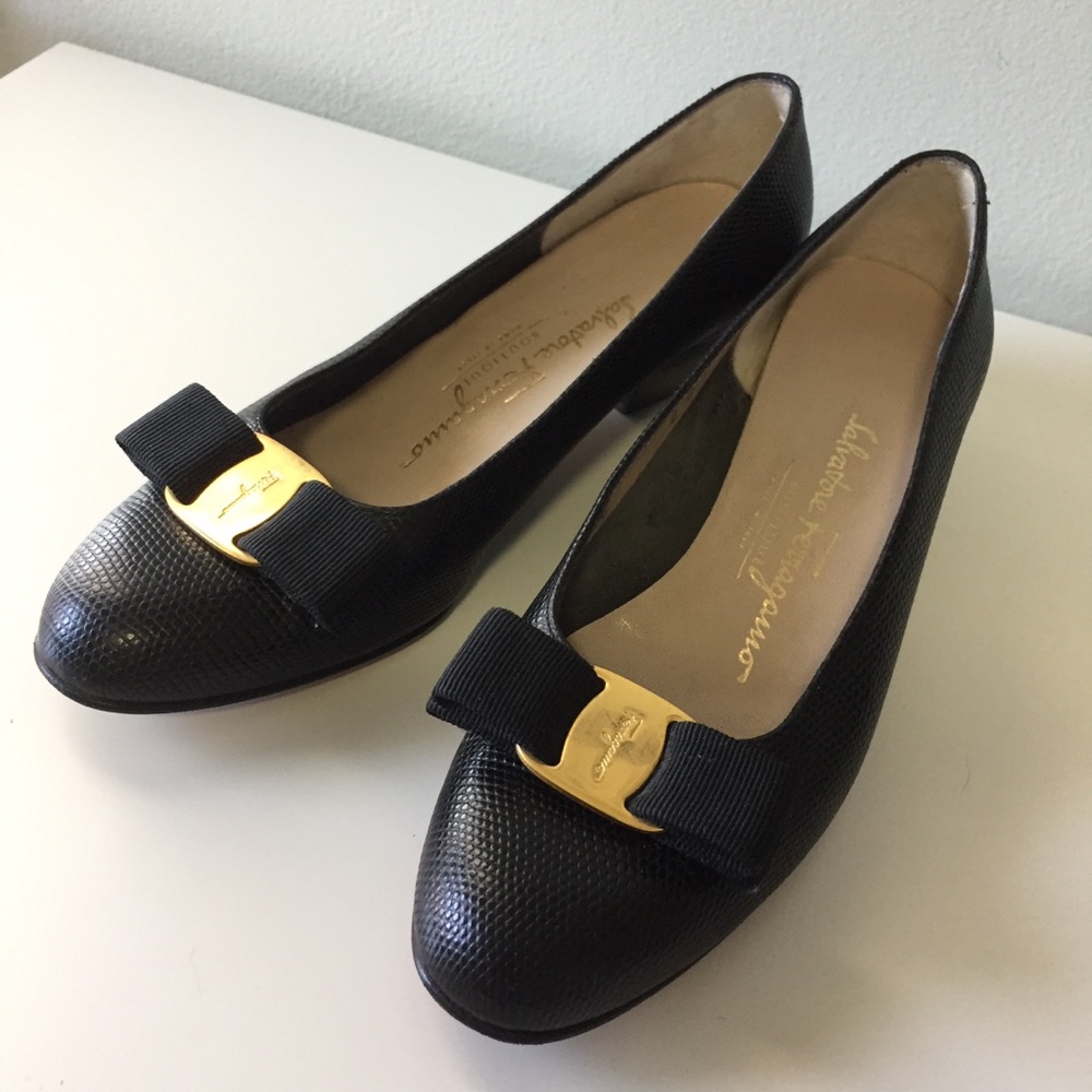 Ferragamo Vara Bow Pumps Size 6c
